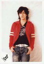 【中古】生写真(ジャニーズ)/アイドル/NEWS NEWS/錦戸亮/膝上・衣装赤・黒・ジーンズ・両手ポケット・ロゴ入り「R Ryo」/公式生写真