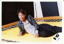 【中古】生写真(ジャニーズ)/アイドル/V6 V6/坂本昌行/横型・膝上・寝転がり・シャツグレー・ズボン黒・トランポリン黄色/公式生写真