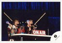 【中古】生写真(ジャニーズ)/アイドル/B.A.D. B.A.D./中間淳太・桐山照史/ライブフォト・横型・バストアップ・中間衣装赤・右手ペンライト・背景黒/公式生写真
