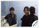 【中古】生写真(ジャニーズ)/アイドル/KAT-TUN KAT-TUN/中丸雄一・田中聖/横型・バストアップ・衣装黒・目線右・手前にメンバー/公式生写真