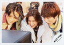 【中古】生写真(ジャニーズ)/アイドル/KAT-TUN KAT-TUN/田中・田口・中丸/横型・バストアップ・前屈み・センター田口.衣装白・モニターを見る/公式...