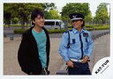 【中古】生写真(ジャニーズ)/アイドル/KAT-TUN KAT-TUN/田口淳之介・田中聖/横型・膝上・田中警察官のコスプレ水色.左手ベルト・野外/公式生写真