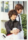 【中古】生写真(ジャニーズ)/アイドル/NEWS NEWS/山下智久・手越祐也/膝上・山下座り.シャツ黒・両手重ね・手越シャツ白.目線下/公式生写真