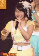 【中古】生写真(AKB48・SKE48)/アイドル/SKE48 赤枝里々奈/ライブフォト・上半身・衣装黄色・左手マイク/「真夏の上方修正」Liveショット