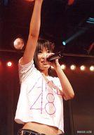 【中古】生写真(AKB48・SKE48)/アイドル/AKB48 成田梨紗/ライブフォト・上半身・Tシャツ白・左手マイク/2006 AKS/公式生写真
