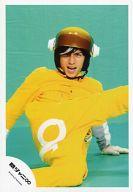 【中古】生写真(ジャニーズ)/アイドル/関ジャニ∞ 関ジャニ∞/錦戸亮/膝上・座り・関ジャニ戦隊∞レンジャー衣装黄色・背景緑・右足上げ/公式生写真