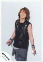 【中古】生写真(ジャニーズ)/アイドル/KAT-TUN KAT-TUN/亀梨和也/膝上・衣装黒・グレーズボン・両手広げ・目を閉じ・背景白/公式生写真