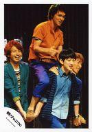 【中古】生写真(ジャニーズ)/アイドル/関ジャニ∞ 関ジャニ∞/集合(4人)/大倉衣装緑・横山衣装青・丸山衣装オレンジ・騎馬戦/公式生写真