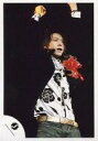 【中古】生写真(ジャニーズ)/アイドル/Kinki Kids Kinki Kids/堂本剛/ライブフォト・膝上・衣装黒・白・花柄・ジーンズ・両手上げ・口開け・背景黒/公式生写真