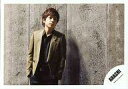 【中古】生写真(ジャニーズ)/アイドル/嵐 嵐/二宮和也/横型・膝上・衣装グレー・インナー黒・両手ポケット・目線右・背景グレー/公式生写真