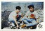 【中古】生写真(ジャニーズ)/アイドル/光GENJI 光GENJI/佐藤敦啓・赤坂晃/横型・全身・座り・衣装白.花柄・赤坂帽子青・川岸/公式生写真 440円