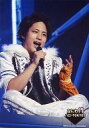 【中古】生写真(ジャニーズ)/アイドル/ジャニーズWEST ジャニーズWEST/桐山照史/ライブフォト・あぐら・衣装白.黒・右手マイク・背景青/「なにわ侍 ハローTOKYO!!」 公式生写真