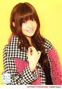 生写真(ハロプロ)/アイドル/Berryz工房 Berryz工房/熊井友理奈/バストアップ・衣装白黒紫・右手胸元・背景黄色・2Lサイズ/Berryz工房コンサートツアー 2010初夏 海の家 雄叫びハウス