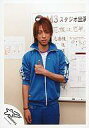 【中古】生写真(ジャニーズ)/アイドル/NEWS NEWS/小山慶一郎/膝上・青ジャージ・左手グー指立て・カメラ目線・後ろにホワイトボード/写真左下に「Keii...
