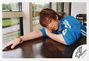 【中古】生写真(ジャニーズ)/アイドル/NEWS NEWS/小山慶一郎/横型・青ジャージ・腕まくり・茶色の机にうつ伏せ・右腕伸ばし・背景窓ガラス/写真右下に「K...