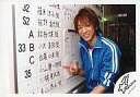 【中古】生写真(ジャニーズ)/アイドル/NEWS NEWS/小山慶一郎/上半身・青ジャージ・腕まくり・右手ホワイトボード指差し・笑顔・背景ホワイトボード/写真右...
