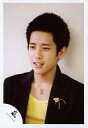 【中古】生写真(ジャニーズ)/アイドル/嵐 嵐/二宮和也/バストアップ・衣装黒.黄色・左向き/公式生写真