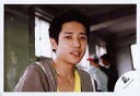 【中古】生写真(ジャニーズ)/アイドル/嵐 嵐/二宮和也/横型・バストアップ・衣装グレー.黄色・右向き・カメラ目線/公式生写真