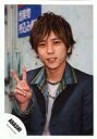 【中古】生写真(ジャニーズ)/アイドル/嵐 嵐/二宮和也/バストアップ・衣装青・右手ピース・背景水色/公式生写真
