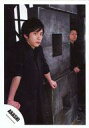 【中古】生写真(ジャニーズ)/アイドル/嵐 嵐/二宮和也・大野智/膝上・衣装黒・両手壁・背景グレー黒/公式生写真