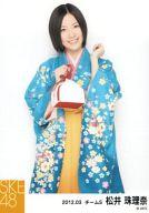 【中古】生写真(AKB48・SKE48)/アイドル/SKE48 松井珠理奈/膝上・右手巾着・「2012.03」/SKE48 2012年3月度 個別生写真「はかま衣装」