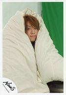 【中古】生写真(ジャニーズ)/アイドル/NEWS NEWS/小山慶一郎/布団被り・目線左・背景白.緑/公式生写真