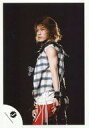 【中古】生写真(ジャニーズ)/アイドル/KAT-TUN KAT-TUN/亀梨和也/ライブフォト・膝上・チェック柄衣装白.グレー・ズボン赤・左向き・背景黒/公式生写真