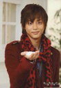 【中古】生写真(ジャニーズ)/アイドル/Kis-My-Ft2 Kis-My-Ft2/藤ヶ谷太輔/上半身・衣装赤・黒・豹柄・ストール・右手雪/公式生写真