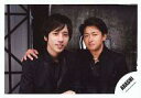 【中古】生写真(ジャニーズ)/アイドル/嵐 嵐/二宮和也・大野智/横型・バストアップ・衣装黒・肩組み・背景グレー/公式生写真
