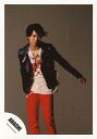 【中古】生写真(ジャニーズ)/アイドル/嵐 嵐/櫻井翔/膝上・衣装黒・インナー白・ズボン赤・左手横・背景グレー/公式生写真