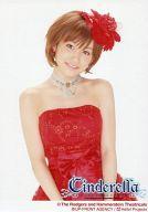 【中古】生写真(ハロプロ)/アイドル/モーニング娘。 モーニング娘。/高橋愛/上半身 衣装赤 首斜め 頭に赤い花 ピアス赤 ネックレス 背景白/モーニング娘。×タカラヅカ「シンデレラtheミュージカル」