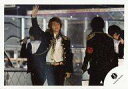 【中古】生写真(ジャニーズ)/アイドル/NEWS NEWS/手越祐也/横型・ライブフォト・膝上・衣装黒.金.白・右手上げ・左手マイク/公式生写真