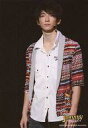 【中古】生写真(ジャニーズ)/アイドル/Hey! Say! JUMP Hey!Say!JUMP/知念侑李/ライブフォト・上半身・衣装赤.グレー・シャツ白・背景黒...