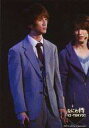 【中古】生写真(ジャニーズ)/アイドル/ジャニーズWEST ジャニーズWEST/濱田崇裕/ライブフォト・膝上・ジャケットグレー・ストライプ・シャツ白・後ろに人/なにわ侍 ハローTOKYO!!