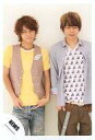 【中古】生写真(ジャニーズ)/アイドル/NEWS NEWS/増田貴久・手越祐也/膝上・衣装黄色グレー白・両手ポケット・目線右/公式生写真