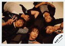 【中古】生写真(ジャニーズ)/アイドル/KAT-TUN KAT-TUN/集合(5人)/横型・バストアップ・衣装黒・ボーダー柄・寝る・仰向け・中丸右手ピース/公式...
