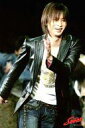 【中古】生写真(ジャニーズ)/アイドル/Kinki Kids Kinki Kids/堂本光一/ライブフォト・膝上・衣装黒・白・ジーンズ・左手前・目線右・2Lサイズ/Endless SHOCK