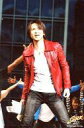 【中古】生写真(ジャニーズ)/アイドル/Kinki Kids Kinki Kids/堂本光一/ライブフォト・膝上・衣装赤・白・ジーンズ・右手に英字新聞・2Lサイズ/Endless SHOCK 2013