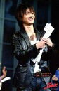 【中古】生写真(ジャニーズ)/アイドル/Kinki Kids Kinki Kids/堂本光一/ライブフォト・膝上・衣装黒・白・ジーンズ・両手英字新聞・目線右・2Lサイズ/Endless SHOCK