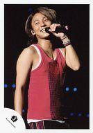 【中古】生写真(ジャニーズ)/アイドル/Kis-My-Ft2 Kis-My-Ft2/藤ヶ谷太輔/ライブフォト・上半身・タンクトップ・ピンク・左手マイク・右向き・目線左/公式生写真