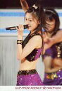 【中古】生写真(ハロプロ)/アイドル/モーニング娘。 モーニング娘。/久住小春/ライブフォト・膝上・衣装紫.黒・左手マイク・右手上げ/公式生写真(3)