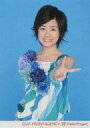 【中古】生写真(ハロプロ)/アイドル/Berryz工房 Berryz工房/清水佐紀/上半身・衣装緑白・左手ピース・花飾り・背景水色・メタリック仕様/公式生写真