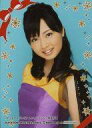 【中古】生写真(ハロプロ)/アイドル/Berryz工房 Berryz工房/須藤茉麻/上半身・衣装紫・黄色・背景水色・メタリック仕様・トレカサイズ/「クリスマスプ...
