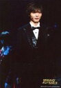 【中古】生写真(ジャニーズ)/アイドル/Hey! Say! JUMP Hey!Say!JUMP/薮宏太/ライブフォト・膝上・衣装黒・シャツ白・目線右・背景黒・後...