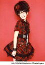 【中古】生写真(ハロプロ)/アイドル/°C-ute °C-ute/鈴木愛理/膝上・衣装赤・黒・チェック柄・体右向き・背景赤/公式生写真