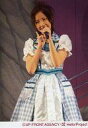 【中古】生写真(ハロプロ)/アイドル/Berryz工房 Berryz工房/夏焼雅/ライブフォト・膝上・衣装白.青・チェック柄・左手マイク・右手指立て/公式生写真