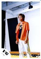 【中古】生写真(ジャニーズ)/アイドル/V6 V6/三宅健/衣装オレンジ・黒・白・トランポリン・体左向き・..