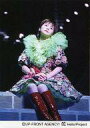【中古】生写真(ハロプロ)/アイドル/Hello! Project 松浦亜弥/ライブフォト・衣装緑ピンク・左手マイク・階段に座り・首傾け・背景黒/公式生写真