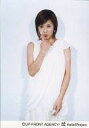 【中古】生写真(ハロプロ)/アイドル/Hello! Project 松浦亜弥/膝上・衣装白・右手指立て・背景白/公式生写真