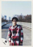 【中古】生写真(ジャニーズ)/アイドル/ジャニーズ ジャニーズ/佐野瑞樹/上半身・チェック柄シャツ赤白黒・両手下・カメラ目線・野外/公式生写真